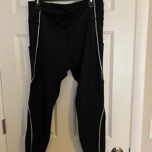 Athleta 7/8 Tailwind Tight - Picture 2 of 3